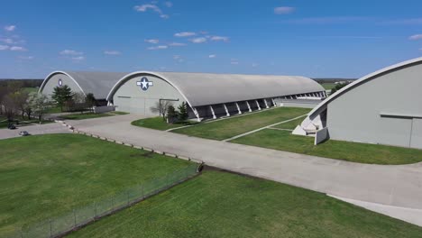 Vista-Aérea-De-Drones-De-Las-Perchas-Y-Los-Terrenos-Del-Museo-Nacional-De-La-Fuerza-Aérea-De-Estados-Unidos-En-Dayton,-Oh