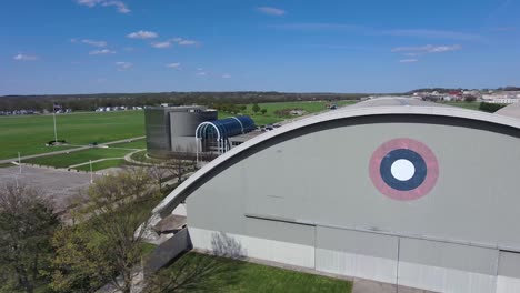 Vista-Aérea-De-Drones-De-Las-Perchas-Y-Los-Terrenos-Del-Museo-Nacional-De-La-Fuerza-Aérea-De-Estados-Unidos-En-Dayton,-Oh