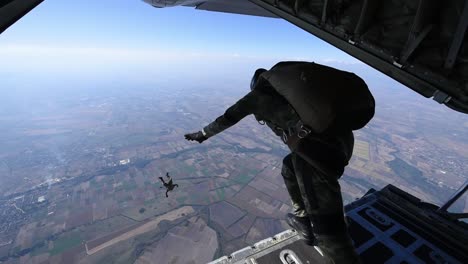 Curso-Militar-De-Paracaídas-De-Caída-Libre-Patrocinado-Por-Estados-Unidos-Para-Calificar-A-Saltadores-Búlgaros-En-Un-Nuevo-Tipo-De-Rampa,-Plovdiv,-Bulgaria