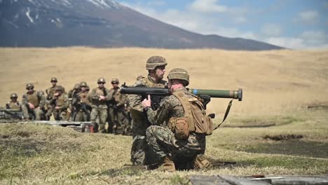 Los-Infantes-De-Marina-Estadounidenses-Entrenan-En-M240-Bravo-Y-M2-Browning-Entrenamiento-Con-Fuego-Vivo-De-Ametralladora-Calibre-50-Durante-Fuji-Viper,-Japón