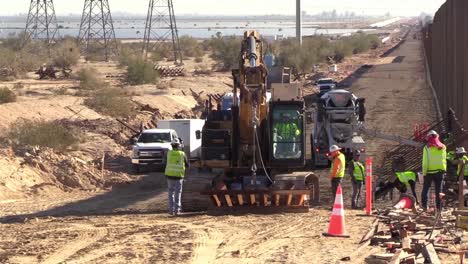 Construction-Workers-Lift-Panels-In-The-El-Centro-1-Section-Of-The-Border-Wall-Near-Calexico,-Ca