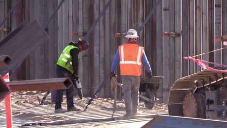 Bauarbeiter-Und-Schweres-Gerät,-Grenzmauer-El-Paso-1-Projektspanne-In-Der-Nähe-Von-Deming,-New-Mexico
