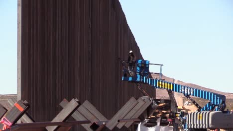 Trabajadores-De-La-Construcción-Y-Equipo-Pesado,-Muro-Fronterizo-El-Paso-1-Tramo-Del-Proyecto-Cerca-De-Deming,-Nuevo-Mexico