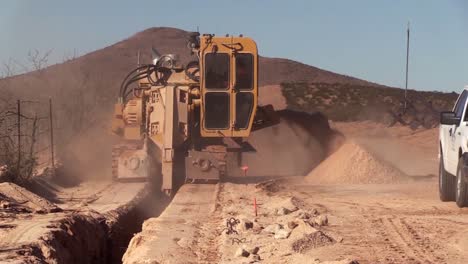 Excavar-Trincheras,-Equipo-Pesado,-Trabajadores-De-La-Construcción,-Muro-Fronterizo-En-El-Tramo-Del-Proyecto-El-Paso-1-Cerca-De-Deming,-Nm