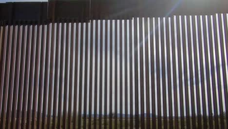 Driveby-Aufnahmen-Von-Trumps-Grenzmauer-Zu-Mexiko-In-Der-Wüste-In-Der-Nähe-Von-Lukeville,-Az