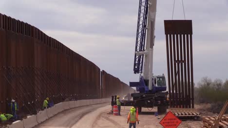 Construction-Workers-Build-Trump’S-Immigration-Policy-Border-Wall-Or-Barrier-With-Mexico,-Lukeville,-Az
