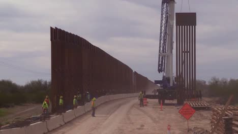 Construction-Workers-Build-Trump’S-Immigration-Policy-Border-Wall-Or-Barrier-With-Mexico,-Lukeville,-Az
