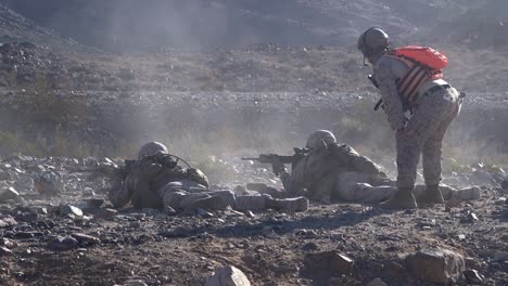 Los-Marines-Estadounidenses-Realizan-Un-Ataque-Del-Tamaño-De-Un-Pelotón-Durante-Un-Ejercicio-De-Entrenamiento-Integrado-En-El-Desierto,-Veintinueve-Palmeras,-Ca.