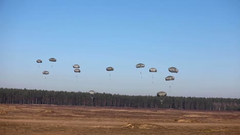 US-Airborne-Military-Operations-Trainingsübung-Mit-Amerikanischen-Und-Polnischen-Soldaten-In-Drawsko-Pomorskie,-Polen