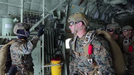 Us-Militär-Trainingsübung-Zum-Fallschirmspringen-In-Großer-Höhe-Mit-Niedriger-Öffnung-über-Dem-Blauen-Wasser-Des-Pazifischen-Ozeans
