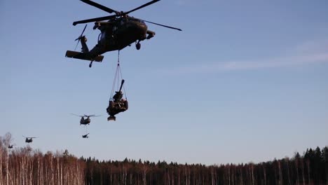 Soldados-Del-Ejército-De-EE.-UU.-Realizan-Una-Operación-De-Entrenamiento-De-Asalto-Aéreo-Báltico-En-La-Que-Participan-Soldados-Del-País-De-La-OTAN,-Tapa,-Estonia
