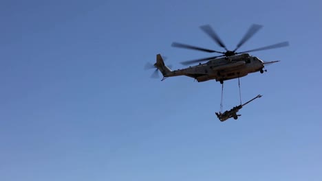 El-Helicóptero-Super-Semental-Sikorsky-Ch-53e-De-Los-Marines-Estadounidenses-Entrega-Armas-Pesadas-Y-Soldados,-Ejercicio-Militar