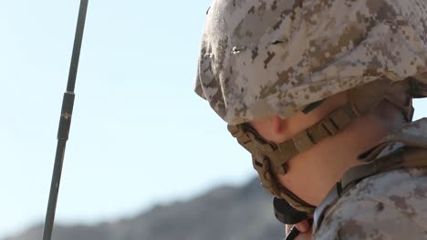 Los-Marines-Estadounidenses-Realizan-Operaciones-De-Artículos-Electrónicos-Durante-El-Curso-De-Instructor-De-Armas-Y-Tácticas-I-10,-California