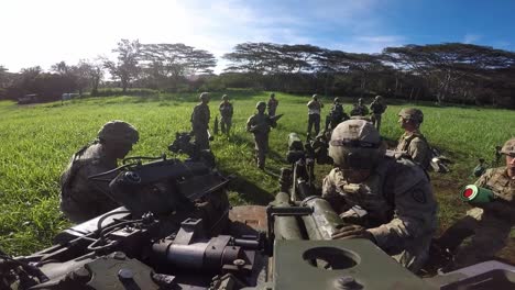 US-Armeesoldaten-Laden,-Feuern-Und-Reinigen-Den-Lauf-Einer-M777-Haubitze-Während-Einer-Militärischen-Angriffsübung,-Hawaii