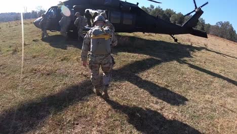 Soldaten-Der-US-Army-Ranger-Special-Forces-Steigen-An-Bord-Eines-Hubschraubers-Für-Einen-Militärischen-Fallschirmsprung,-Georgia