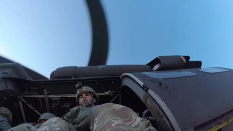 Los-Soldados-De-Las-Fuerzas-Especiales-De-Los-Guardabosques-Del-Ejército-Estadounidense-Saltan-Desde-Un-Helicóptero-Durante-Un-Salto-En-Paracaídas-De-Entrenamiento-Militar,-Georgia