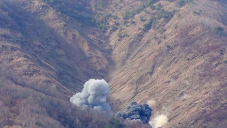 Detonation-Von-Luftbomben,-Die-Auf-Ziele-In-Der-Pilsung-kette,-Südkorea,-Gerichtet-Waren