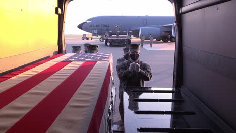 Us-Marine-Corps-Carry-Team-Transportiert-Die-Überreste-Von-Marine-Sgt.-Amanda-N-Brazeal,-Luftwaffenstützpunkt-Dover,-Delaware