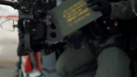Us-küstenwache-Mh-65-Hubschrauberbesatzung-Lädt-Und-Schießt-Waffen-Während-Eines-Trainingsfluges-Zur-Betäubungsmittelbekämpfung,-Florida