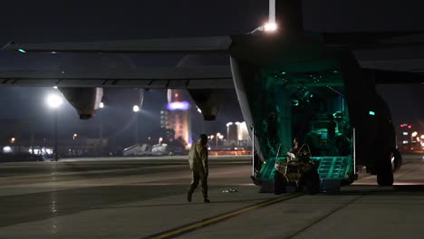 Special-Operations-Soldaten-Laden-ATVs-Auf-Ein-Frachttransportflugzeug-Während-Der-Übung-Gryphon-Jet,-Yokota-Air-Base