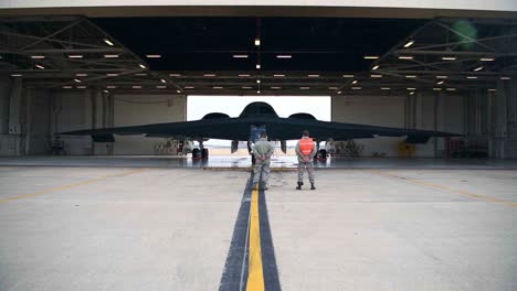 Ein-Fliegender-Flügel-Northrop-B-2-Spirit-Tarnkappenbomber-Testet-Seine-Klappen,-Während-Er-In-Einem-Flugzeughanger-Stationär-Ist