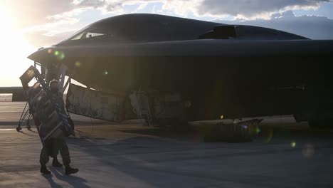 Eine-Bodenmannschaft-Des-Northrop-B-2-Spirit-Tarnkappenbombers-Inspiziert-Und-Wartet-Die-Oberfläche-Des-Strategischen-Düsenbombers