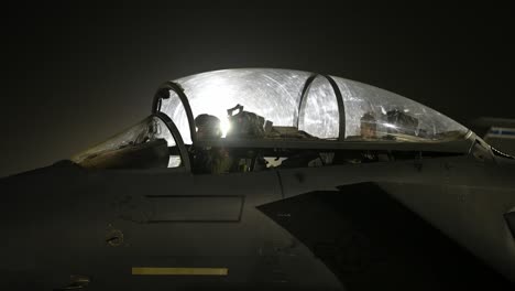 48Th-Fighter-Wing-Fighter-Jet-Pilots-Deplane-After-Night-Operations-Royal-Air-Force-Lakenhealth,-England