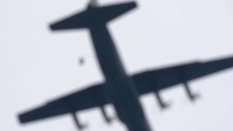Zeitlupe,-Japanischer-Bodenselbstverteidigungstrupp-(jgsdf)-Fallschirmjäger-Statischer-Linientrainingssprung,-36.-Luftbrückenflügel-C-130js-Auf-Dem-Luftwaffenstützpunkt-Yokota,-Japan