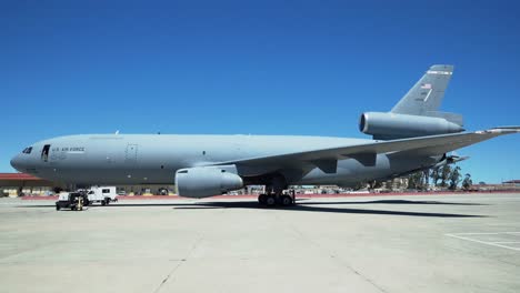 El-Avión-Cisterna-De-Reabastecimiento-De-Combustible-En-El-Aire-Mcdonnell-Douglas-Kc-10-De-La-Fuerza-Aérea-Estadounidense-Se-Sienta-En-La-Pista-En-La-Base-De-La-Fuerza-Aérea-De-Travis,-California