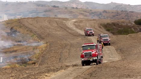 Die-Feuerwehr-Von-Camp-Pendleton-Entzündet-Während-Einer-Vorgeschriebenen-Verbrennung-Buschwerk-Als-Vorbeugende-Maßnahme,-Um-Das-Risiko-Großer-Waldbrände-In-Kalifornien-Zu-Verringern