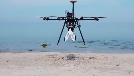 Luftdrohnenaufnahmen-Von-Hochtechnologie,-Bodendurchdringendes-Radarhimmelglas-Auf-Einer-Drohne-Montiert,-Fliegt-Testmuster-An-Einem-Strand-In-Kiel,-Deutschland