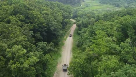 Luftdrohnenaufnahmen-Von-Humvees-25.-Transportbataillonssoldaten-üben-Das-Schießen-Von-Zielen,-Konvoi-Live-Maschinengewehrfeuer-Trainingsübung,-Korea