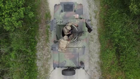 Luftdrohnenaufnahmen-Von-Humvees-25.-Transportbataillonssoldaten-üben-Das-Schießen-Von-Zielen,-Konvoi-Live-Maschinengewehrfeuer-Trainingsübung,-Korea