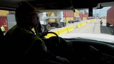 2017-Hafen-Von-Boston-Containeroperationen,-Zoll--Und-Grenzschutzagenten-Und-Beamte,-Die-Technologie-Verwenden,-Um-Importierte-Fracht-Zu-Durchsuchen,-Ma