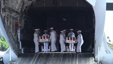 Los-Miembros-Del-Servicio-Militar-Estadounidense-Llevan-Honorable-Ceremonia,-En-Honor-A-Los-Marineros-E-Infantes-De-Marina-Que-Murieron-A-Bordo-Del-USS-Oklahoma-Durante-El-Ataque-De-Pearl-Harbor