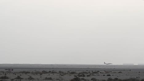335th-Expeditionary-Fighter-Squadron-Piloten-Und-Bodenpersonal-Und-Kampfjets-Auf-Dem-Luftwaffenstützpunkt-Al-Dhafra,-Vereinigte-Arabische-Emirate