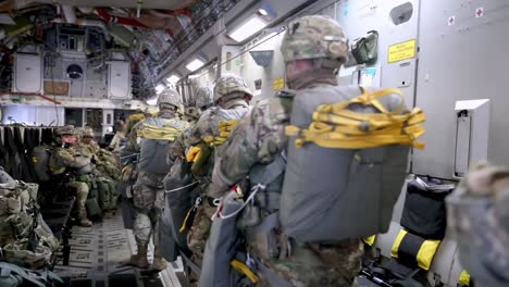 Los-Paracaidistas-Aerotransportados-De-La-Línea-Estática-De-La-Cuarta-Brigada-De-Infantería-Abordan-Un-Avión-De-Transporte-Y-Saltan-Durante-Un-Ejercicio-De-Entrenamiento,-Alaska