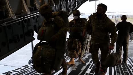Us-Army-4Th-Infantry-Brigade-Combat-Team-Airborne-Paratroopers-Board-An-Air-Force-C-17-Globemaster-Iii-For-A-Training-Jump