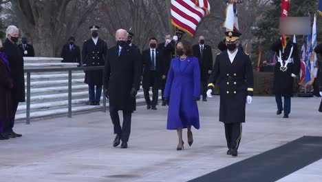 Presidente-Biden,-Vicepresidente-Harris,-Primera-Dama-Jill-Biden,-Doug-Emhoff-Revisa-Las-Tropas-Marchando-En-La-Inauguración