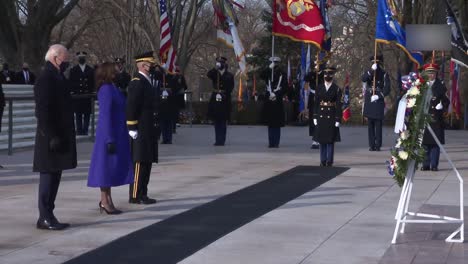 Präsident-Joe-Biden-Und-Vizepräsident-Kamala-Harris-Ehren-Amerikanische-Veteranen-Und-Kriegstote,-Kranzniederlegung