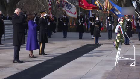 Trompeter-Spielt-Taps,-Während-Präsident-Joe-Biden-Und-Vizepräsident-Kamala-Harris-Amerikanische-Veteranen-Und-Kriegstote-Ehren
