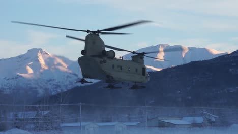 Piloten-Und-Crew-Der-Alaska-National-Guard-Fliegen-Einen-Chinook-Helikopter,-Um-Weihnachtsgeschenke-An-Kinder-In-Abgelegenen-Dörfern-Zu-Liefern