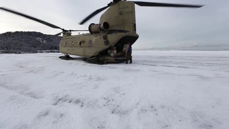 Alaska-National-Guard-Chinook-Hubschrauber-Crew-Entlädt-Kisten,-Um-Weihnachtsgeschenke-An-Kinder-In-Einem-Abgelegenen-Dorf-Zu-Liefern