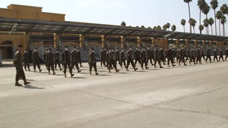 US-Marine-Corps-Drill-Instructor-School-Soldaten-Marschieren-Und-Gehorchen-Befehlen-Während-Einer-Schwerttrainingsübung,-Kalifornien