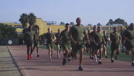 US-Marine-Corps-Drill-Instructor-School-Soldaten-Laufen-Runden-Und-Dehnen-Sich-Während-Körperlicher-Trainingsübungen,-Kalifornien