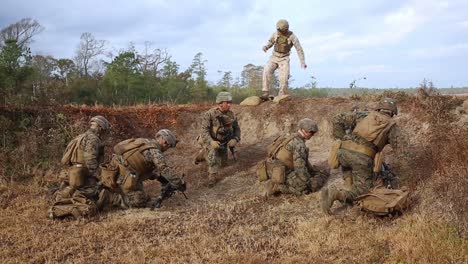 US-Marines-Oficial-Supervisó-El-Ejercicio-De-Entrenamiento-De-Armas-Automáticas-Militares-Con-Fuego-Vivo,-Rango-De-Asalto-G-36,-Camp-Lejeune