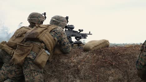 US-Marines-Beaufsichtigten-Die-Live-Feuer-Maschinengewehr-Trainingsübung,-G-36-Angriffsreichweite,-Camp-Lejeune