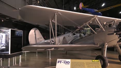 Disparo-De-Drone,-De-Stearman-Pt-13d-Y-Exhibición-En-Honor-A-Los-Aviadores-Afroamericanos-De-Tuskegee-Wright-Patterson-Afb-Museum