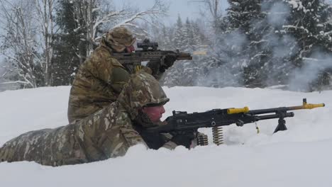 Cámara-Lenta,-Soldados-Británicos-Y-Estonios-Disparan-Armas-Automáticas-En-Clima-Extremadamente-Frío,-Campamento-De-Invierno-De-Ejercicio-De-La-OTAN
