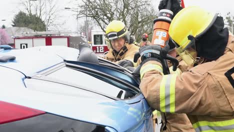 Sicherheits--Und-Feuerwehrpersonal-Verwenden-„jaws-Of-Life“,-Eine-Nachgebildete-Rettungsübung-Bei-Einem-Autounfall-Raf-Mildenhall,-Großbritannien